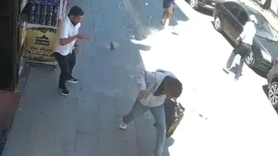 Van’da kaldırımda yürüyenler ölümden döndü: Beton kütlesi saniyelerle ıskaladı