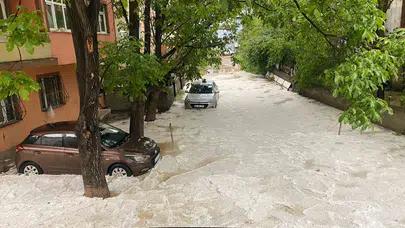 Gümüşhane’de mevsim normallerini zorlayan hava: Şehir merkezinde sel, yükseklerde kış manzarası