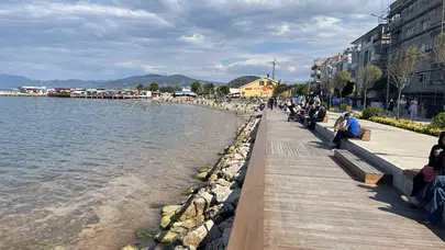 Mudanya sahilinde endişelendiren görüntü: Deniz turuncuya büründü