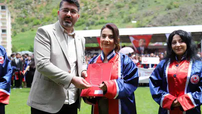 30 yıl sonra gelen diploma: Oğlu tavsiye etti, o fakülte birincisi oldu