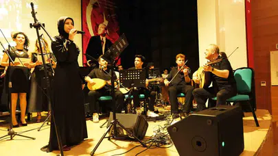 Akademisyenlerden müzik ziyafeti: NEF Personel Korosu sahneye damga vurdu