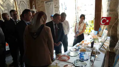 Üniversiteli gençlerin el emeği göz nuru eserleri Saray Hamamı’nın tarihi dokusunda hayat buldu