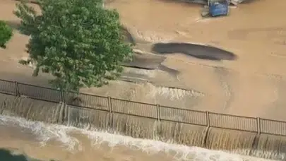 Adana’da şafak vakti kabus: Ana boru patladı, cadde sular altında kaldı