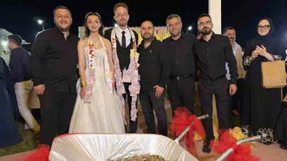 Düğün takısı yerine el arabasıyla bozuk para getirdiler: Arkadaşlarının sürprizi salonu kahkahaya boğdu