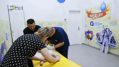Antalya’da ailelerin yüzü gülüyor: Özel klinik konforunda ücretsiz sünnet dönemi