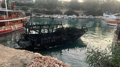 Narlıkuyu’da geceyi aydınlatan kabus: Alevler bir anda sardı, 6 tekne küle döndü