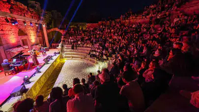 Medusa’nın gözleri altında unutulmaz gece: Kibyra’da sanat rüzgarı esti