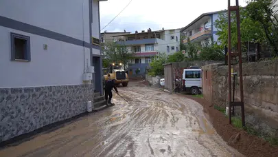 Gümüşhane’de kabus dolu anlar: Dere taştı, araçlar moloz yığınlarına gömüldü