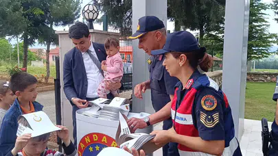 Miniklerden jandarmaya tam not: Trafik kurallarını sahada öğrendiler