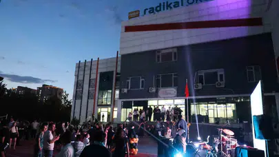 Diyarbakır’da gurur dolu mezuniyet: Gençler geleceğe keplerini fırlatarak uğurlandı