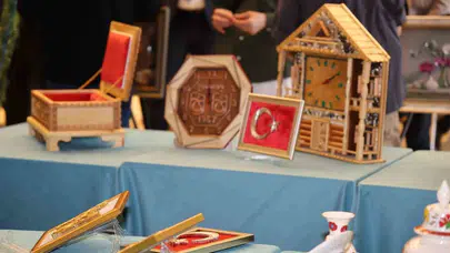 Demir parmaklıkların ardında sanatla gelen özgürlük: Hükümlülerin el emeği Trabzon’da görücüye çıktı