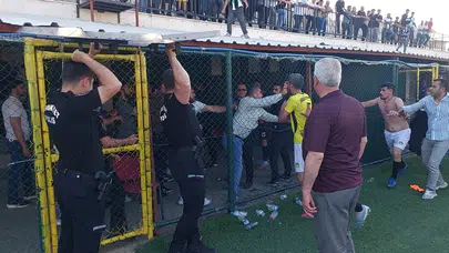 Şampiyonluk kutlaması yerini arbedeye bıraktı: Saha içi karıştı, polis müdahale etti
