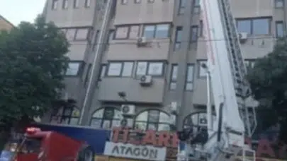 Eskişehir’de korku dolu anlar: İş merkezinden kopan beton kütleler kaldırıma çakıldı