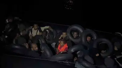 Ege'de kabus dolu anlar: Motoru bozulan botta mahsur kalan 31 kişi için zamanla yarıştılar