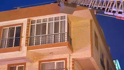 Lapseki’de korku dolu anlar: Apartmanı saran dumanlar çatıda mahsur bıraktı