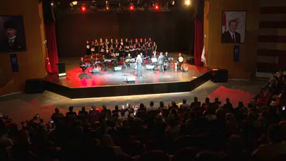 Erzurum’da Türkü Rüzgarı: Genç Yetenekler Sahne Tozunu Yuttu