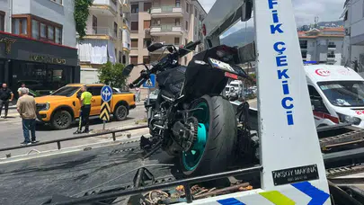 Alanya'da öğle saatlerinde korkutan kaza: Motosiklet sürücüsü hastanelik oldu