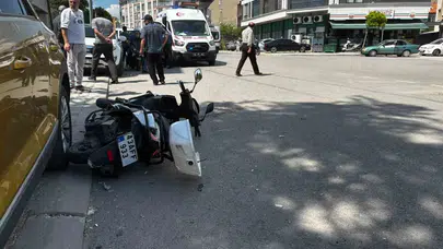 Tavşanlı’da korkutan kaza: Park halindeki motosiklete otomobil çarptı