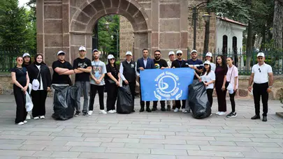 Ecdadın emanetine vefa eli: Gençler türbe çevresini pırıl pırıl yaptı