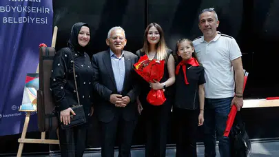 Minik sanatçılar sahnede devleşti: Başkan Büyükkılıç’tan geleceğin yıldızlarına tam destek
