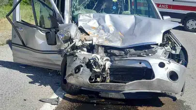 Niğde yolunda feci kaza: Karayolları aracıyla çarpışan otomobildeki 6 kişi hastanelik oldu