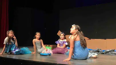 Sahne tozu yutan minikler devleşti: Aydın’da tiyatro şöleni