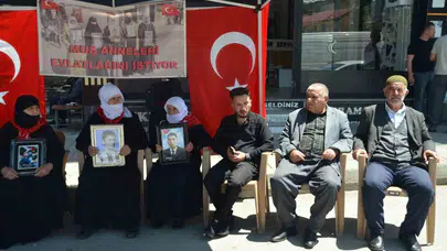 Muş'ta evlat hasreti dinmiyor: Annelerin feryadı DEM Parti binası önünde yankılandı