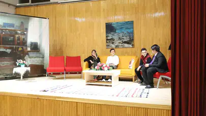 Sahne tozunu yutan öğrenciler büyüledi: Türkeli’de kahkaha tufanı