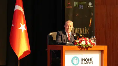 Hulusi Akar’dan gençlere "Türkiye Yüzyılı" vizyonu: Eğilmek yok, dik duracağız