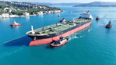 Savaşın izlerini taşıyan dev tanker İstanbul Boğazı'nda: Trafik saatlerce durduruldu
