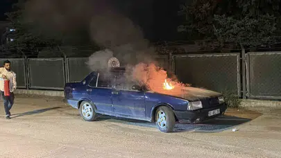 Sokak ortasında korku dolu anlar: Park halindeki otomobil alevlere teslim oldu