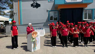 Düzce’de eğitimde birlik rüzgarı: Öğrenciler sahne performanslarıyla büyüledi