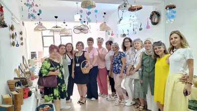 Çöpe gideceklerdi, şimdi başköşede sergileniyorlar: Köyceğiz’de atık kağıtlar estetikle buluştu