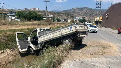 Aydın’da korku dolu anlar: Kontrolden çıkan kamyonet sulama kanalına gömüldü