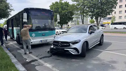 Kayseri’de trafik kâbusu: Lüks otomobil ile halk otobüsü birbirine girdi