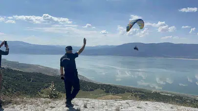 Burdur semalarında gökyüzü şöleni: Jandarma'nın 187'nci yılına havadan kutlama
