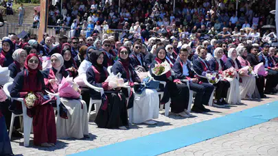 OMÜ İlahiyat’ta 40. dönem gururu: 320 genç mezun kep fırlattı