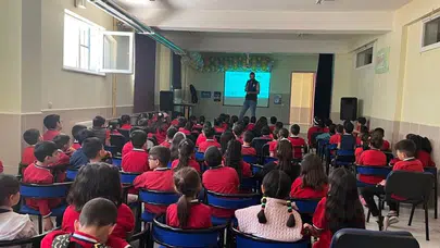 Dijital dünyada güvenliği elden bırakmıyorlar: Niğde Emniyeti'nden öğrencilere kritik uyarılar