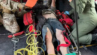 Zamana karşı nefes kesen operasyon: Sarp kayalıklarda mahsur kalan dağcıyı Mehmetçik kurtardı
