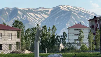 Doğa Yüksekova'da fırçasını eline aldı: Dağlar zebra desenine büründü