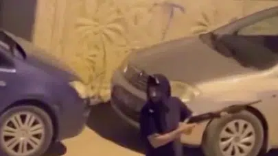 Sokak ortasında atış talimi dehşeti: Polis kovalamacası kameraya yansıdı