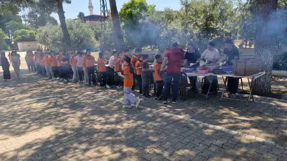 Sarıgöl’de bayram sofrası okul bahçesine kuruldu: Veliler ve öğretmenler aynı mangal başında buluştu