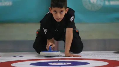 Sivas’ta buzsuz curling heyecanı: Geleceğin şampiyonları parkeye indi