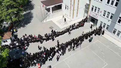 Şampiyonluk kupası Çorum’a meşalelerle girdi: Okul bahçesinde büyük coşku