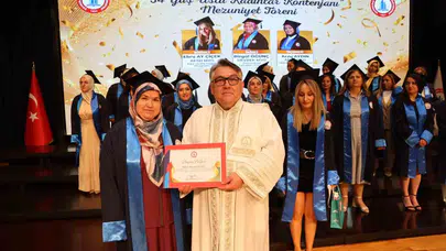 Diplomayı eline almak için 34 yaşını beklediler: "Artık çok geç" diyenlere inat kep fırlattılar