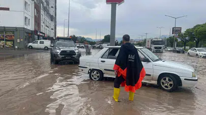 Kayseri'de gökyüzü bir anda karardı: Sular altında kalan araçlarda mahsur kalanlar için seferberlik