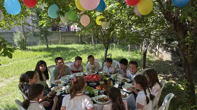 Servis şoförlüğünü gönül işine dönüştürdüler: Minik öğrencilerin bahçe keyfi