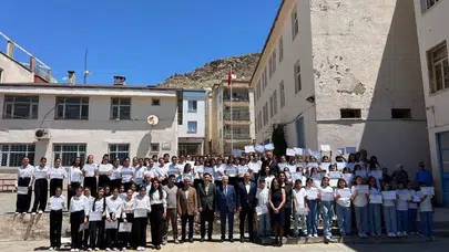 Çermik’te müzik ziyafeti: Öğretmen ve öğrencilerin performansı ayakta alkışlandı