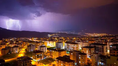 Karabük semalarında unutulmaz anlar: Karanlık geceyi saniyeler içinde aydınlattı