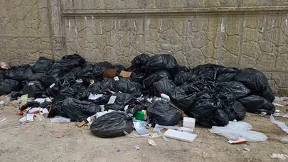 Şifa dağıtması gereken yerde hijyen alarmı: Hastane bahçesindeki atıklar isyan ettirdi